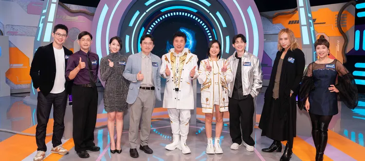 來賓王顯瑜（左起）、陳啟鵬、葉佳蓉、江坤俊、主持人胡瓜、Sandra、曾博恩、Eko、路怡珍錄影。TVBS提供