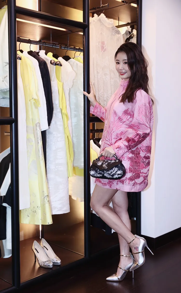 林心如逛店想挑衣服送給快生日的媽媽。彭欣偉攝