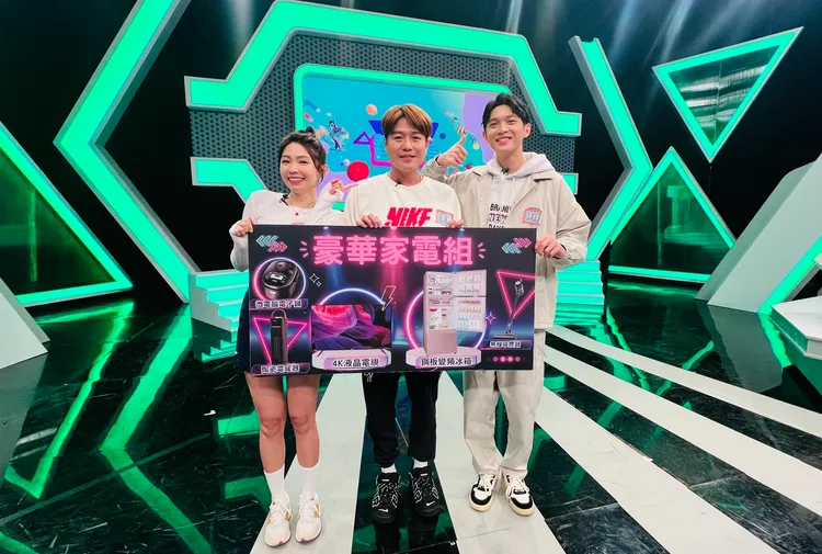 李易與同隊隊友曾智希、林輝瑝共同獲得十萬大獎。年代提供