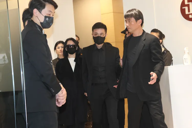 許雅鈞、小Ｓ待了長達7小時離開靈堂。彭欣偉攝