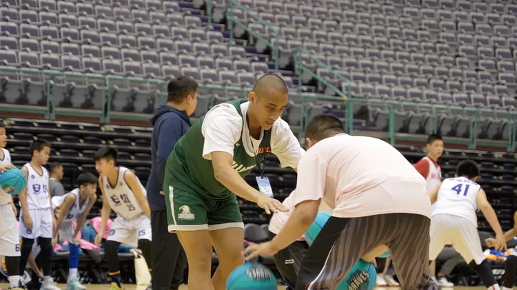 松山高中林現惟於活動中指導小選手球技。北捷提供。