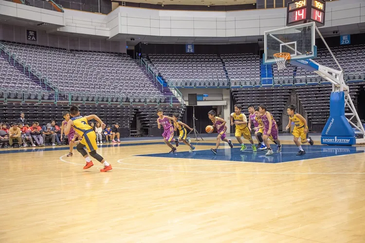 小球員於小巨蛋中訓練及球技切磋。北捷提供。
