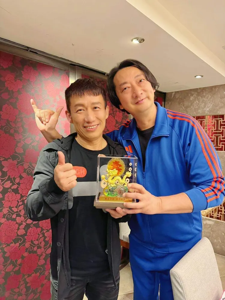 九孔（右）送郭子乾金龍當生日禮物。翻攝郭子乾臉書