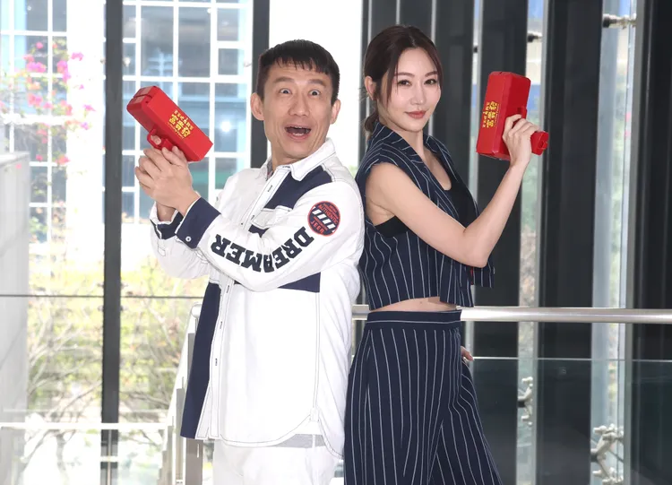 曾莞婷（右）和郭子乾演一對省錢夫妻。彭欣偉攝