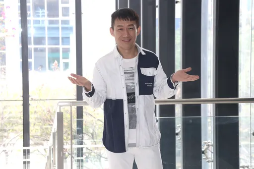 郭子乾60歲大壽收九孔純金飛龍　站著練滾輪猛男身材曾莞婷認證