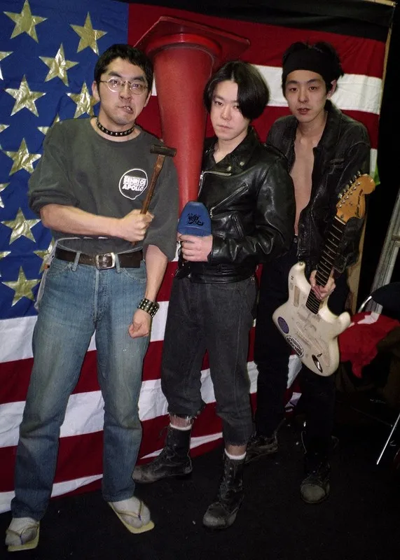 村杉蟬之介（左起）與阿部貞夫、宮藤官九郎同公司，除了演戲之外，3人從年輕時就一起組樂團《每日新聞》