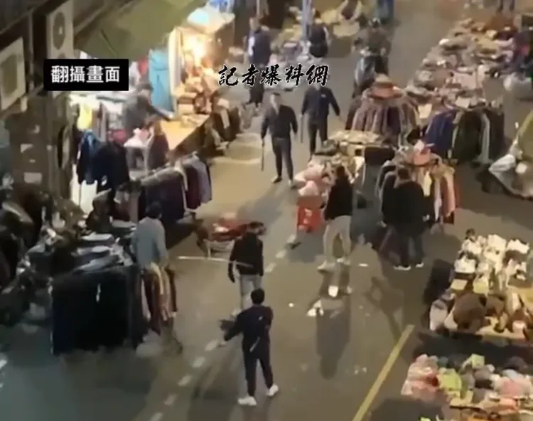 陳姓角頭與徐男雙邊持棍棒互相對峙嗆聲，攤販嚇得趕快離開。翻攝自記者爆料網