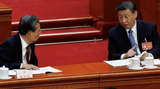 習近平生氣了!敲桌訓話3分鐘 港媒:人大委員長公開被電