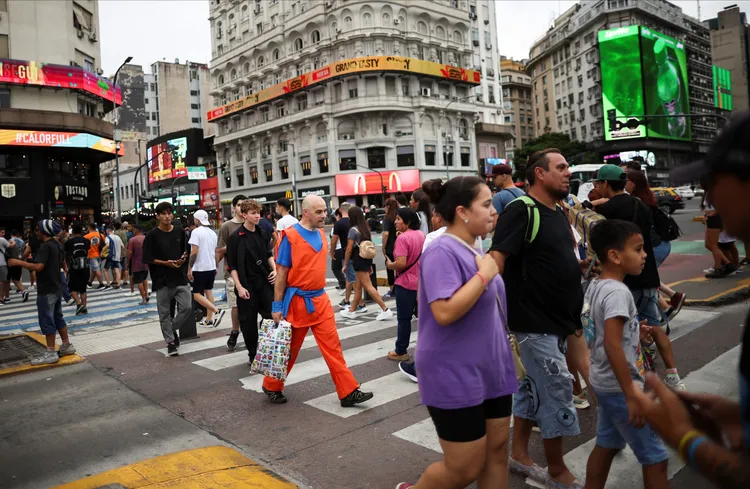 阿根廷粉絲10日聚集布宜諾斯艾利斯方尖碑，與鳥山明告別。路透社