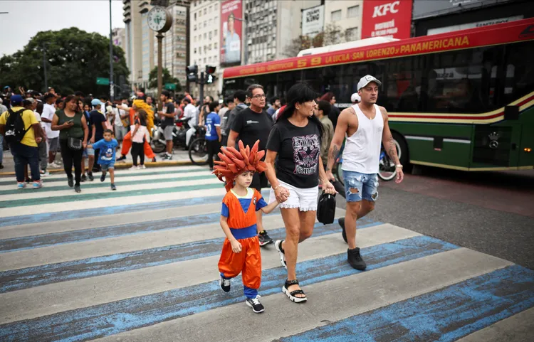 阿根廷粉絲10日聚集布宜諾斯艾利斯方尖碑，與鳥山明告別。路透社