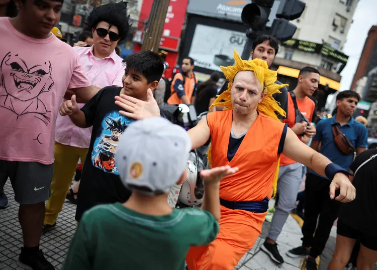 阿根廷粉絲10日聚集布宜諾斯艾利斯方尖碑，與鳥山明告別。路透社