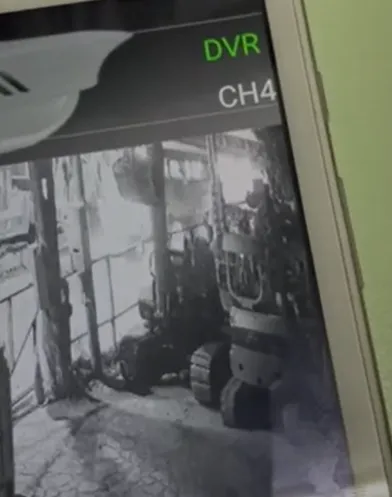 遊覽車撞擊涵洞畫面曝光。翻攝自記者爆料網