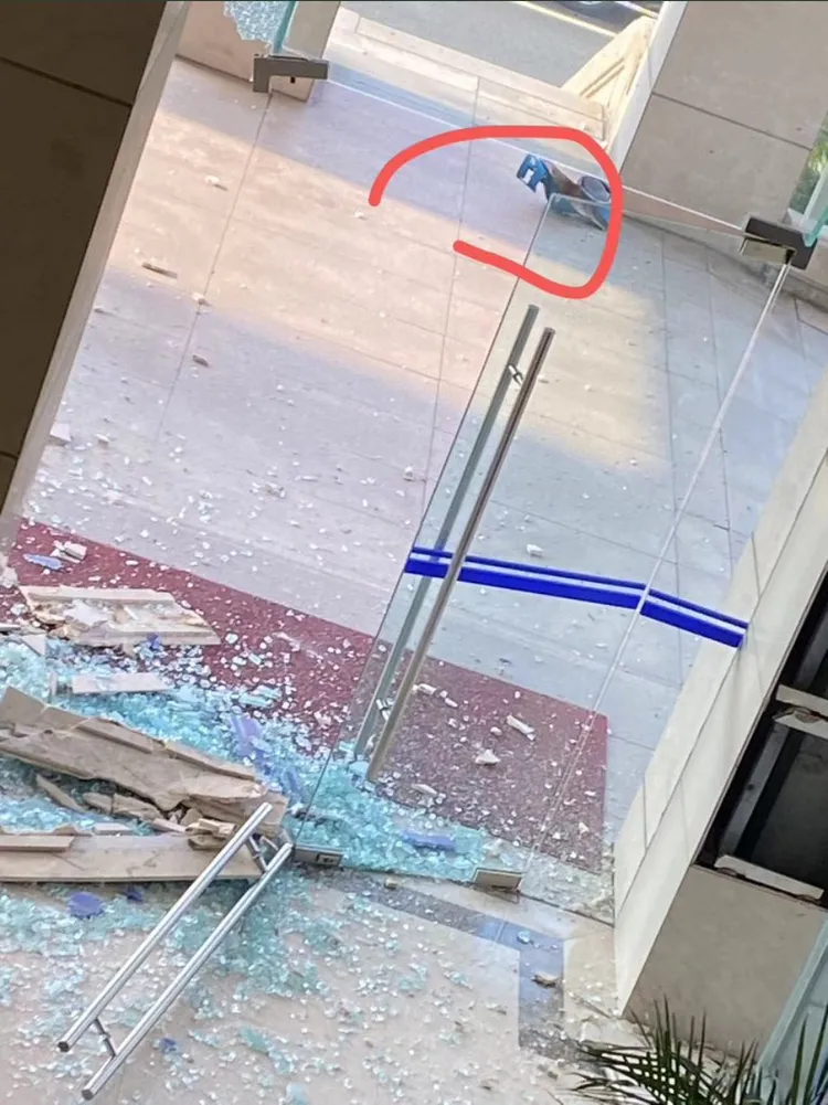 張家港市府門口被人引爆瓦斯桶（紅圈觸）攻擊。翻攝自推特