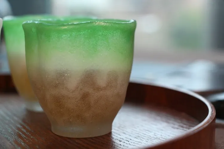 注入茶湯後，玻璃茶具呈現出茶湯色澤，帶來不同的視覺感受。新竹市府提供