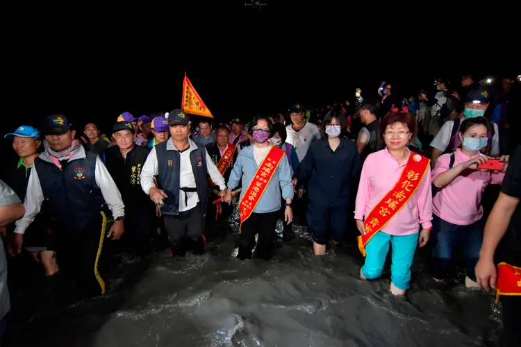 2021年彰化縣長王惠美參加南瑤宮潦溪的盛況。縣府提供