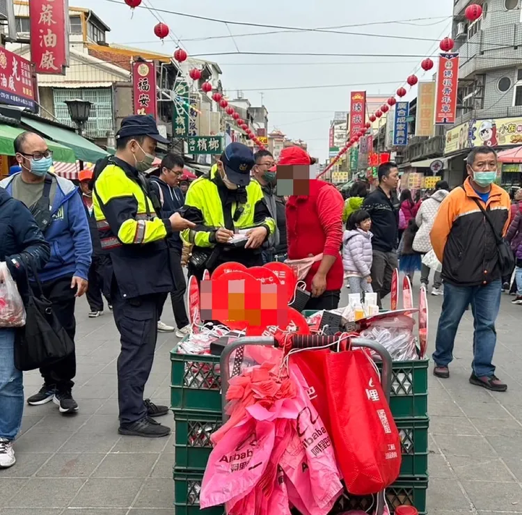 北港警分局針對朝天宮附近加強勸導、取締違規停車，以及占用道路擺設攤位等違規行為。警方提供