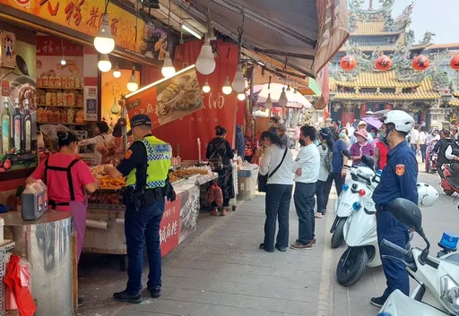 白沙屯媽祖將至!雲林朝天宮前違規攤販林立 北港警強力清道