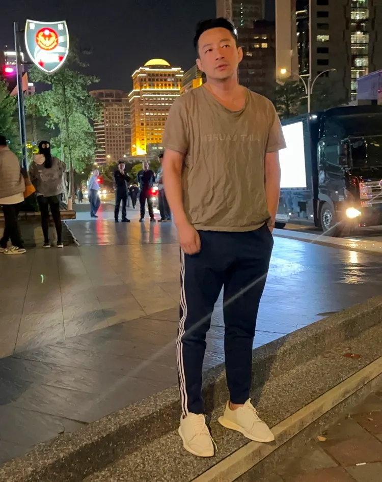 汪小菲穿T恤配休閒褲去警局。特勤中心攝