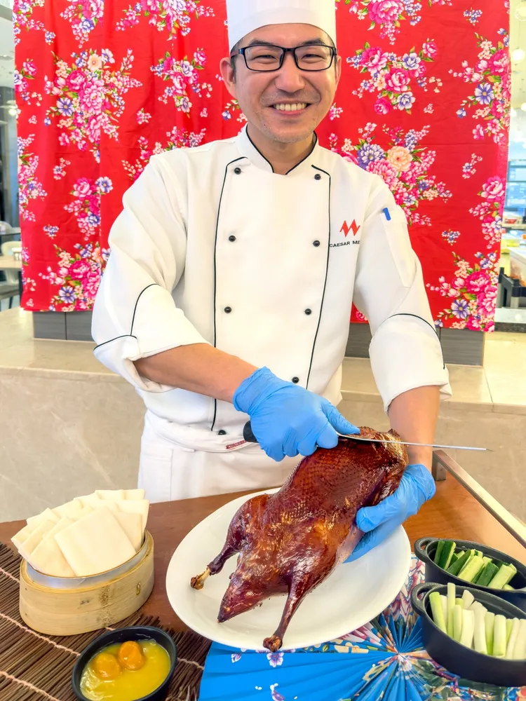 週末主廚黃信勳會推著烤鴨推車出場，為客人來一場片鴨秀。業者提供