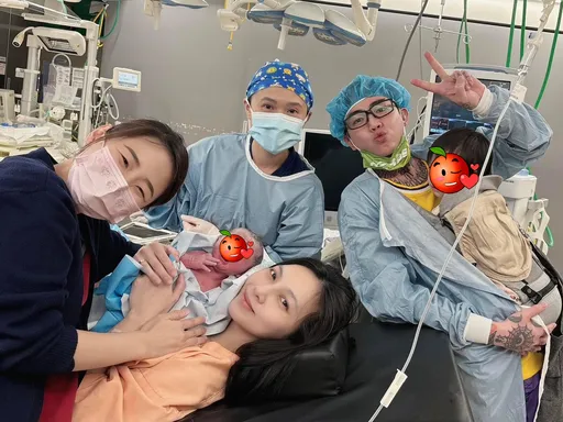 謝和弦又當爸了!揹著長女全程陪辣妻生產 1家4口產房照曝光