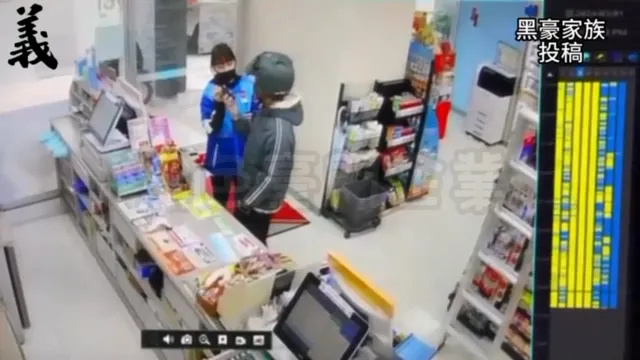 女店員取回自己的手機，隨後遭男顧客推傷。民眾提供
