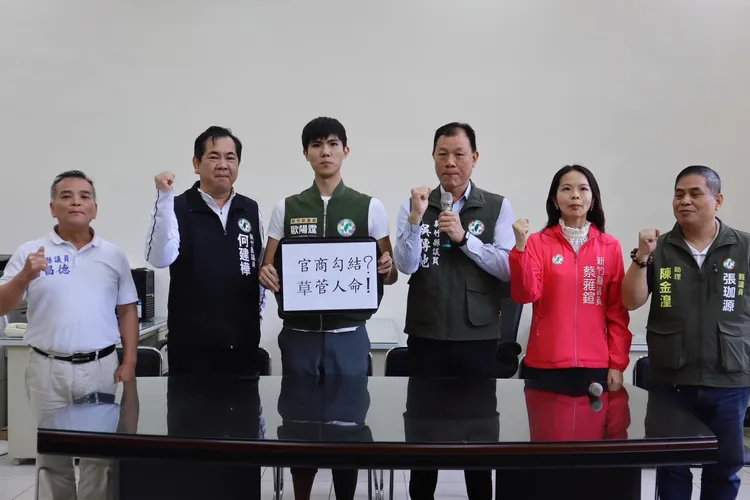 民進黨新竹縣議員歐陽霆(左三)曾公開指控新竹縣天坑案件恐是官商勾結的結果。翻攝自歐陽霆臉書