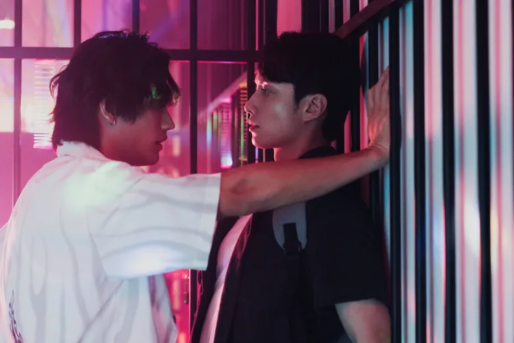 范少勳和劉俊謙合體演出《我在這裡等你》，片中有多場壁咚戲。抓馬文化提供