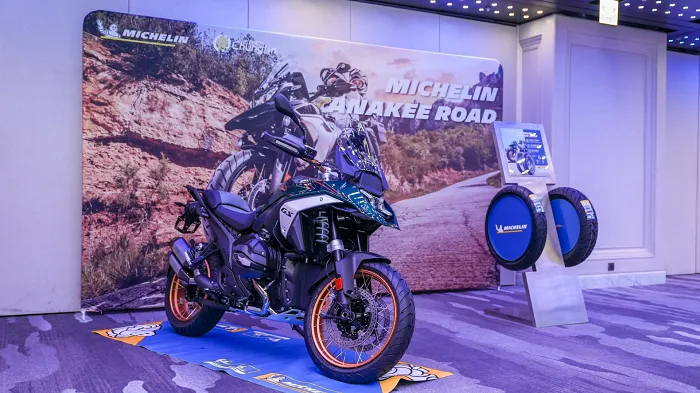 Anakee Road是一款適合多功能摩托車的輪胎，它結合了米其林的道路用高性能與特殊的越野風格外觀，性能設定上使Anakee系列更加齊全。原廠照片