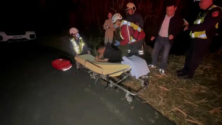 駕駛賴姓男子自行脫困，並在路人協助下爬回道路。民眾提供