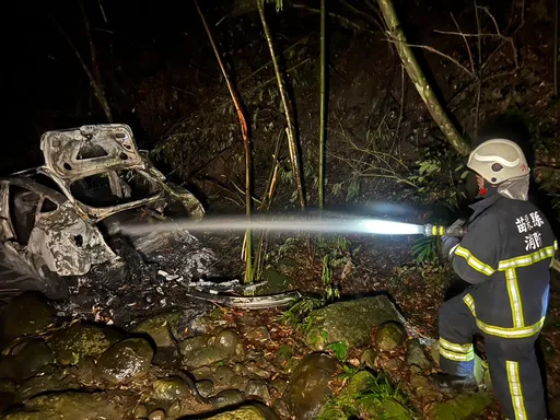 特斯拉衝落苗栗20米深溪谷瞬間起火　燒到只剩骨架！駕駛逃出