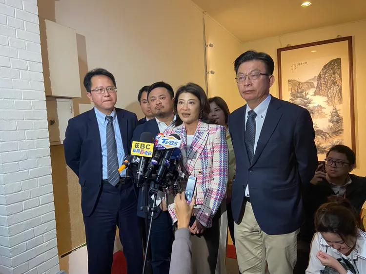 排定下午質詢的其中6名綠委，到韓國瑜辦公室抗議，會後接受媒體訪問。施智齡攝