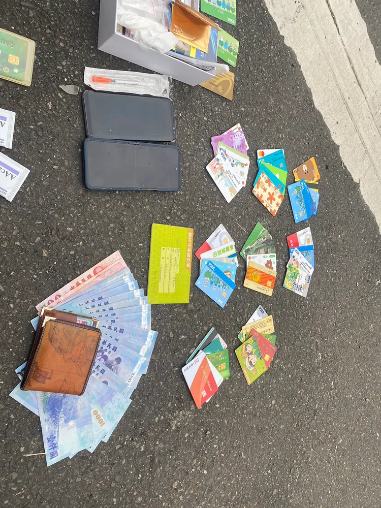 警方搜出大量提款卡、現金與毒品。翻攝畫面