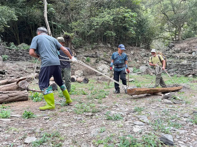 木樑需要4人拉回現場。台邦‧撒沙勒提供
