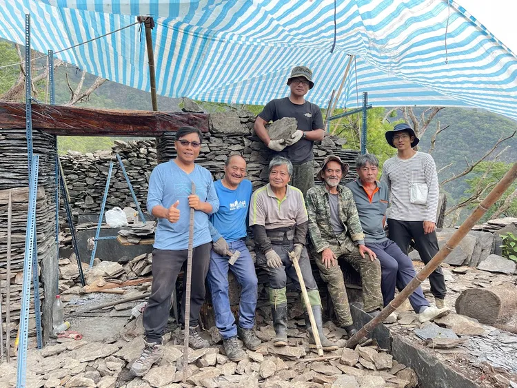 修復石板屋工班核心成員。台邦‧撒沙勒提供