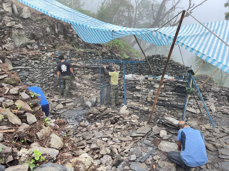 重建工班正在疊石砌牆。台邦‧撒沙勒提供