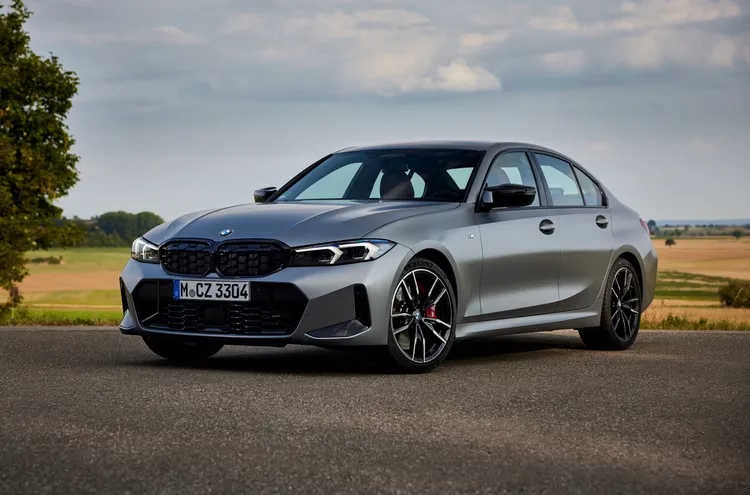 全新世代BMW 3系列以壓倒性的勝利第7度拿下德國媒體《Auto Zeitung》評選2023年最佳中型車款寶座。原廠照片