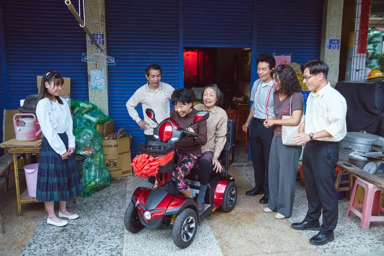 柯淑勤（中）與女兒杜蕾飾演真實存在的母女，有許多感人互動。大愛電視提供