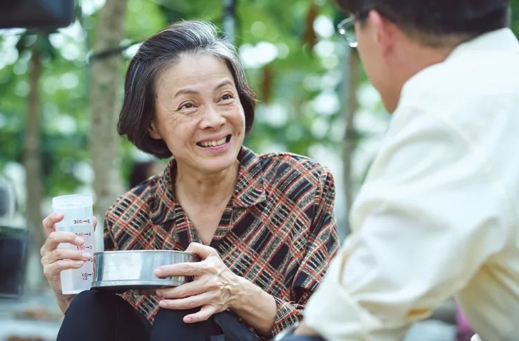 柯淑勤飾演大埔鄉民，靠打雜過生活。大愛電視提供