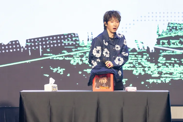 張佑赫玩恐怖箱，摸到雞排一臉驚恐。ONINN ASIA 提供