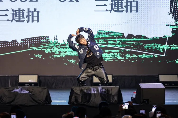 張佑赫比愛心撒嬌。ONINN ASIA 提供