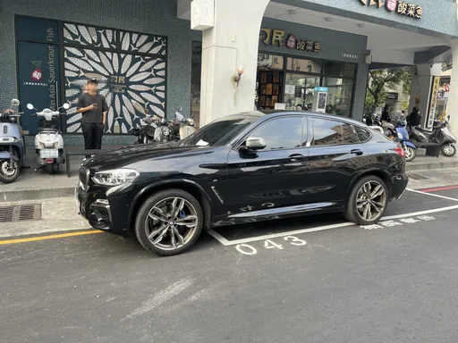 BMW停車超出車格遭「兩邊開單」 停車費要繳還得吃罰單!警方說話了