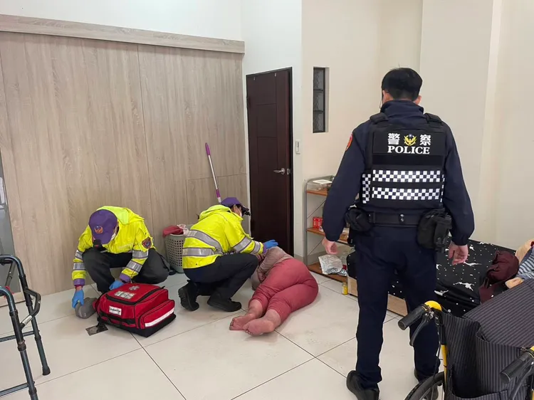 救護人員到場檢查婦人狀況。大園警分局提供