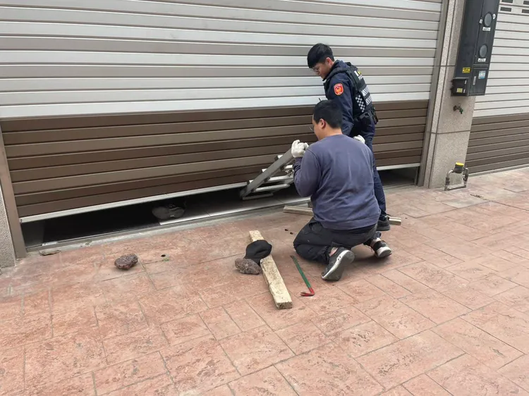 警方連繫鐵捲門業者來撬門。大園警分局提供