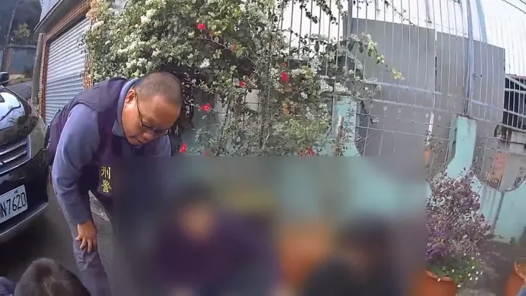 警方逮捕接應卓嫌的洪男、陳女情侶檔。民眾提供