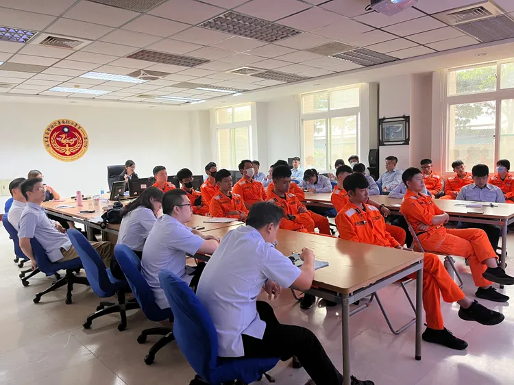 參加講習的同仁仔細聆聽。翻攝畫面