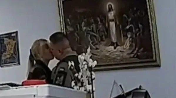 烏克蘭徵兵主管雅莫舍維奇（右）辦公的時間還沒有跟女軍官下屬喇舌的時間長。翻攝X@nexta_tv