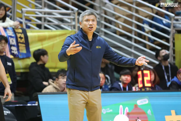 李逸驊中場休息時開罵。    T1提供