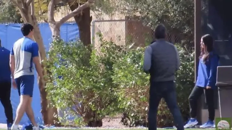 大谷翔平日前春訓現場，有網友拍到一名身高超過180公分的「神秘美女」。翻攝FRANCHISE PLAYBALL YouTube頻道