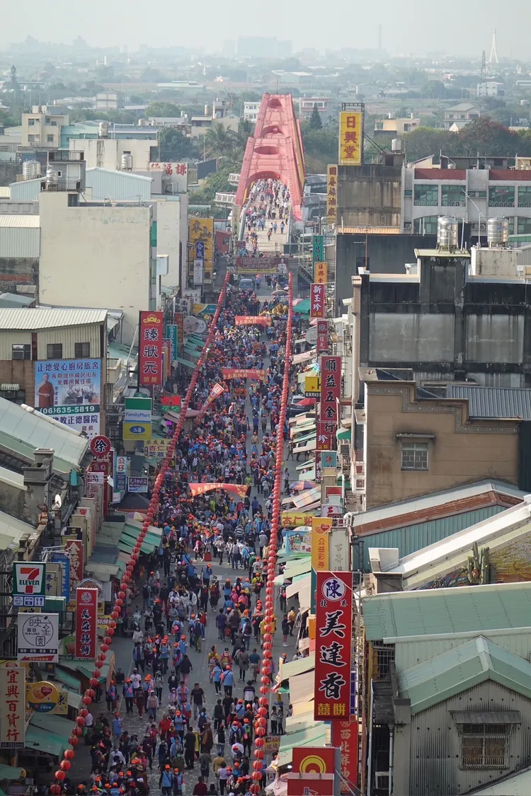 白沙屯媽祖抵朝天宮，人潮爆滿。翻攝畫面
