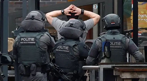 持爆裂物闖荷蘭酒吧挾持事件落幕 4人質全獲釋警逮1男